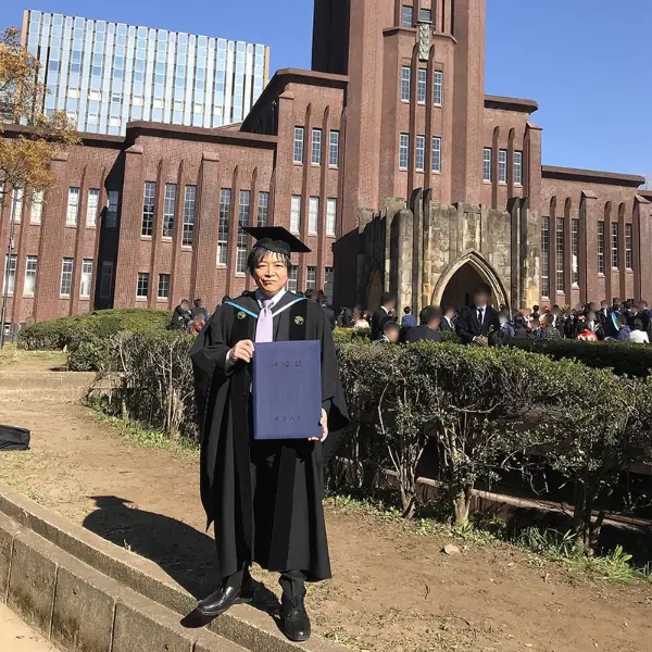 太勵志！《幽遊白書》浦飯幽助聲優 7 年前考上東京大學法學部，53 歲的他現在正式畢業！