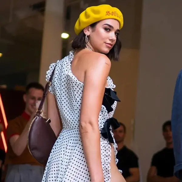沒她正不要學！解析危險系辣妹 Dua Lipa 的 3 大「私服亮點」，網友：時尚完成度真的靠臉⋯