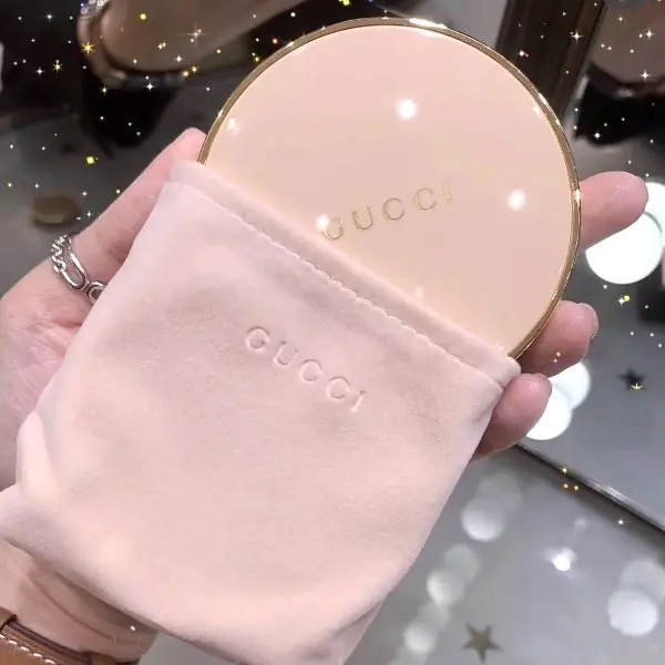 美到炸！Gucci「嫩粉紅粉餅」鑲金邊框＋Logo 浮雕～網哭：月底會不會太殘忍？