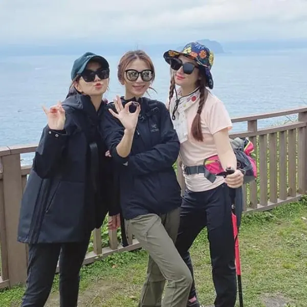 野生的女子天團 S.H.E 現身基隆踏青，合體慶祝「Hebe 37 歲生日快樂」 ！