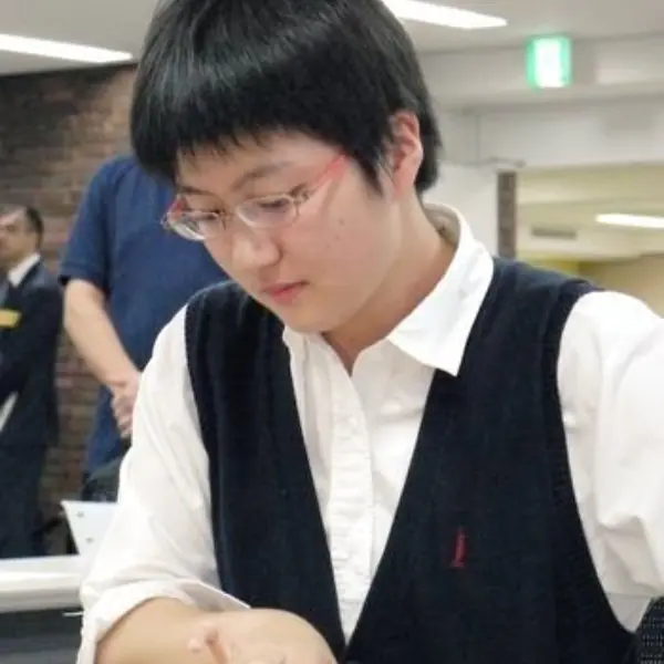 女孩子潛力無窮！日本職業女棋士從小被笑是「男生頭」，長大逆襲變身人氣正妹！