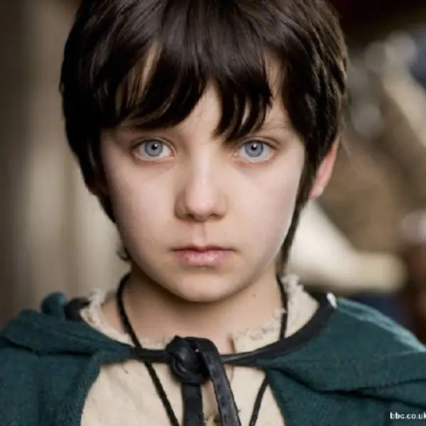 《性愛自修室》男主角 Asa Butterfield 大爆紅，也從驚艷全球的天使小童星蛻變成鮮肉帥哥！