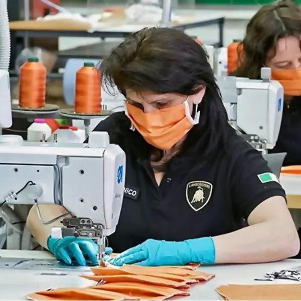防疫最速傳說？！藍寶堅尼用「超跑生產線」製作口罩，3D 列印 + 碳纖維物料做工超專業！