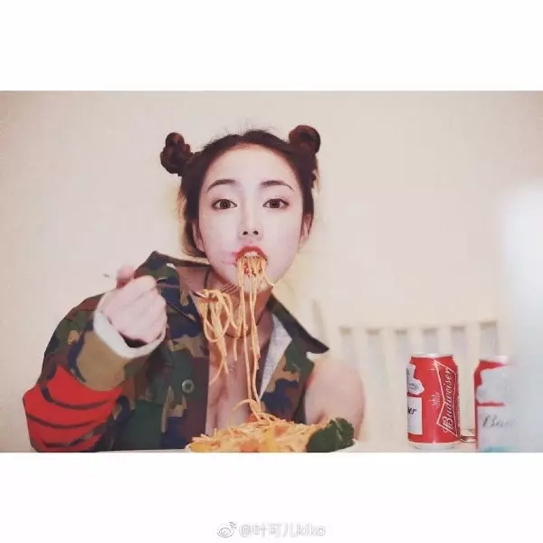 吳亦凡新女友曝光？不只擁有超清純臉蛋，潮流裝備也沒在客氣⋯ 網友：都跟老吳共穿嗎？