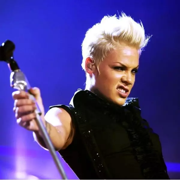 又一位大咖！P!NK 自爆確診新冠肺炎「3 歲兒也有症狀」，樂壇天后喊話：應擴大篩檢！