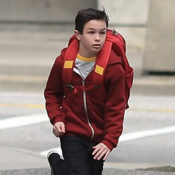 DC 影集版《閃電俠》16 歲童星突然逝世，男主角 Grant Gustin 悲傷發文哀悼！