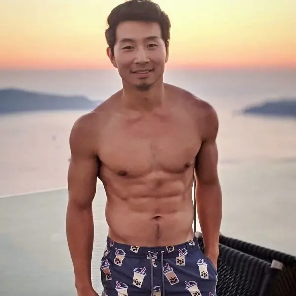 漫威《上氣》男主角劉思慕秀中文，自彈自唱庾澄慶〈情非得已〉發音被狂讚！