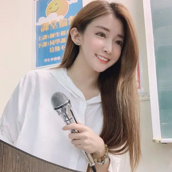 【野生抓正妹❤】隱藏身份是 JKF 女郎！？正妹老師「招牌笑容＋渾圓美乳」讓學生秒戀愛啦～