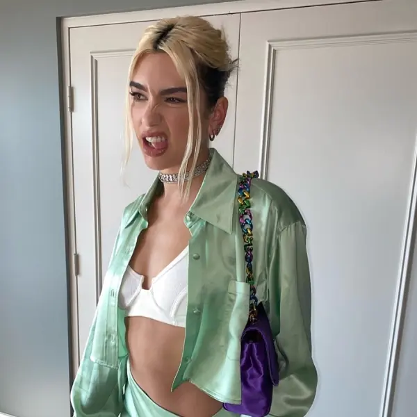 誰說潮妹只能當男人婆？解析危險系辣妹 Dua Lipa 的「潮辣」關鍵⋯就靠這 3 招「搭配細節」！