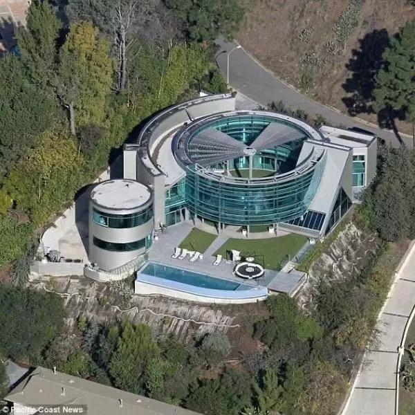 與海莉住在這裡！小賈斯汀現居豪宅曝光，網友驚：「根本復仇者總部等級！」