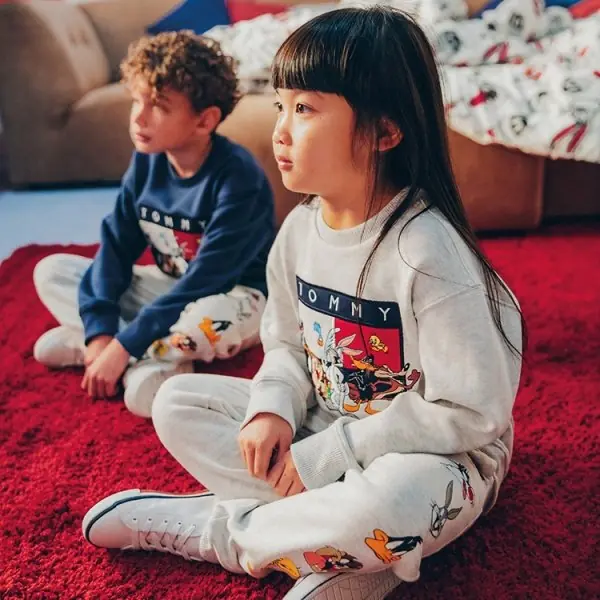 TOMMY HILFIGER 與Warner Bros. 結合流行與趣味娛樂  推出TOMMY JEANS LOONEY TUNES®膠囊系列