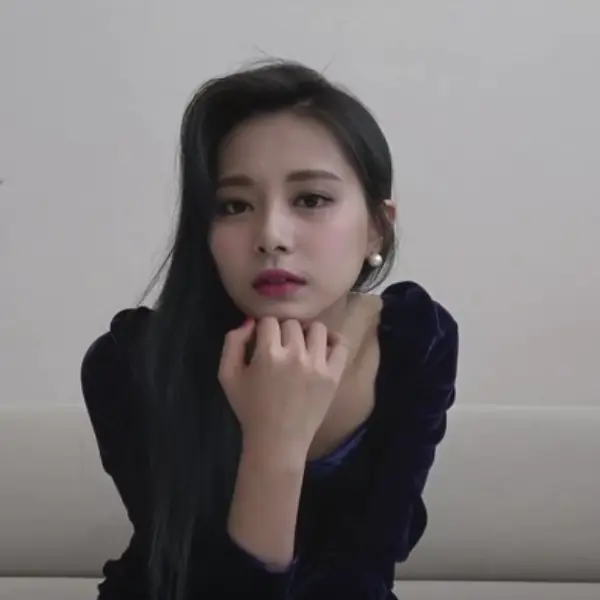 老婆長大了？最近越來越性感的周子瑜，不露奶也女人味爆發全靠這 3 個「甜辣」穿搭術！