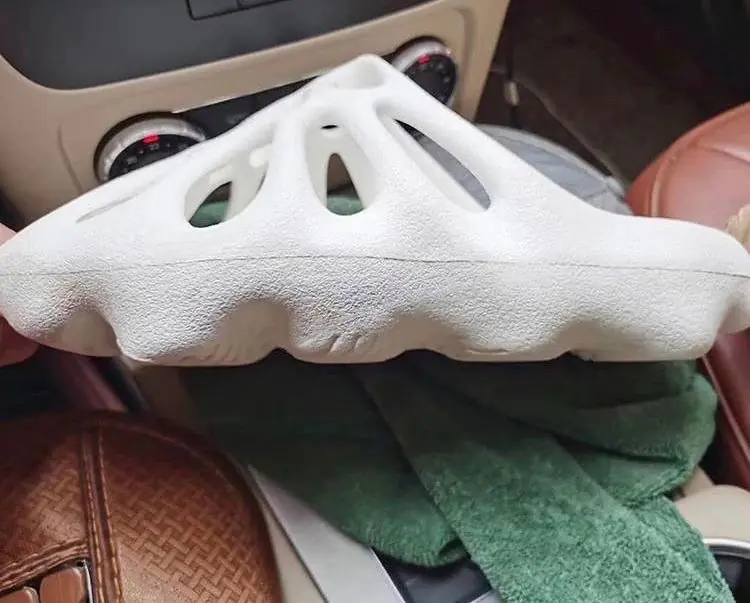 龍骨鞋竟然拖鞋化了！全新「Yeezy 451 Slide」曝光，就問你一句：這雙你可以嗎？
