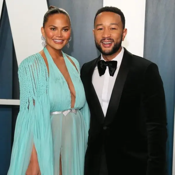 性感名模 Chrissy Teigen 自爆焦慮疫情到整晚失眠，「凌晨 5 點吃泡麵」整個人發福！