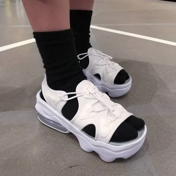 今年夏天我的腳要被它預定了！Nike 推出「超厚底涼鞋」不僅百搭還巨顯高！女網友：我的短腿有救了🔥