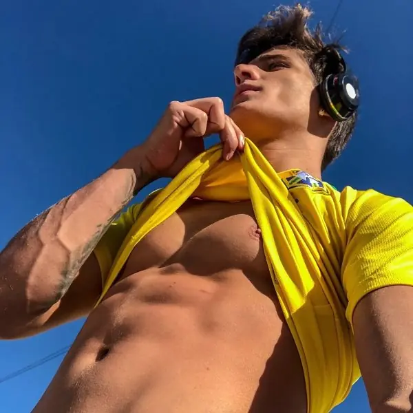 先別管叫 Bro 還叫爸！內馬爾媽「22 歲鮮肉男友」性感惹火的大肌肌才是重點！