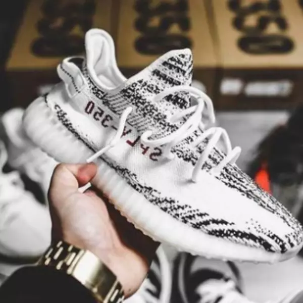天理難容！國外買家竟為了 adidas Originals Yeezy 開槍搶劫，鞋迷：難道他不知道斑馬配色要原價補貨嗎？