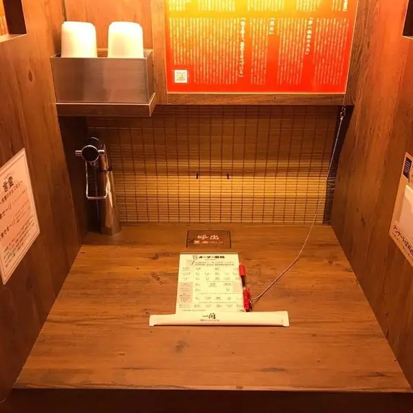 怎麼到哪裡都像在吃一蘭？！為了防疫日本的拉麵店通通「一蘭化」，網友：還以為走錯棚