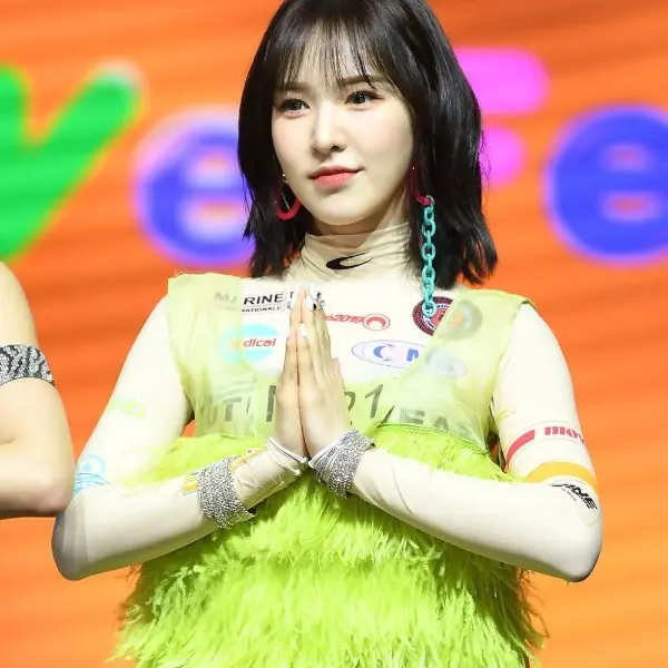 【潮妹關鍵字】現在明星有那麼窮？ ITZY 留真 、LISA 把「男生內褲」改造成辣妹裝的「獵奇時尚」妳跟嗎？
