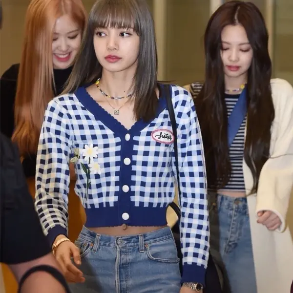 比渣女裙還要撩！LISA、Jennie 狂穿的「渣女外套」再矮都能秒變大長腿！長高神器還不快穿起來？