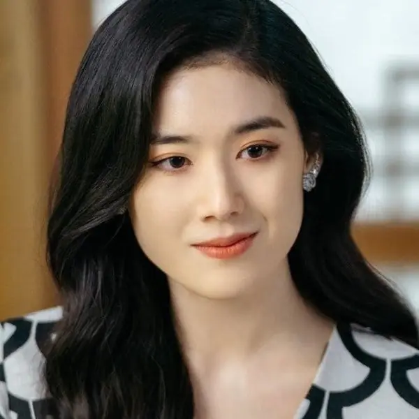 又一爆紅女二！《永遠的君主》最美總理「鄭恩彩」下戲後超反差，氣勢直接壓過女主！
