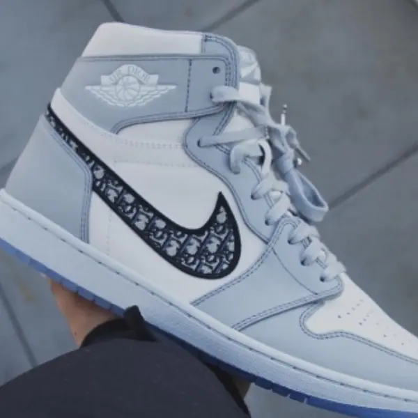 延後發售竟還搶先拿到鞋？！Dior x Air Jordan 1 莆田假貨大量發貨，網友譏笑：「這做工你敢拿來炫！」
