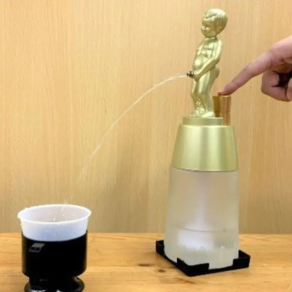 童子尿好喝嗎？日韓爆紅重口味「尿尿小童自動倒酒機」，想喝什麼就讓他射給你～