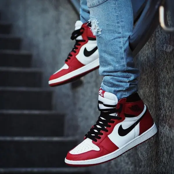 「Air Jordan 1 V.S New Balance 1300」身為 85 年同級生，你認為誰才是當今鞋皇？