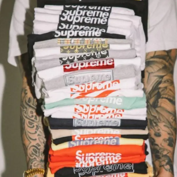 Supreme「新冠病毒」Box Logo Tee 無預警釋出！這次竟還攜手村上隆合作，網友：「這炒價無限啊！」