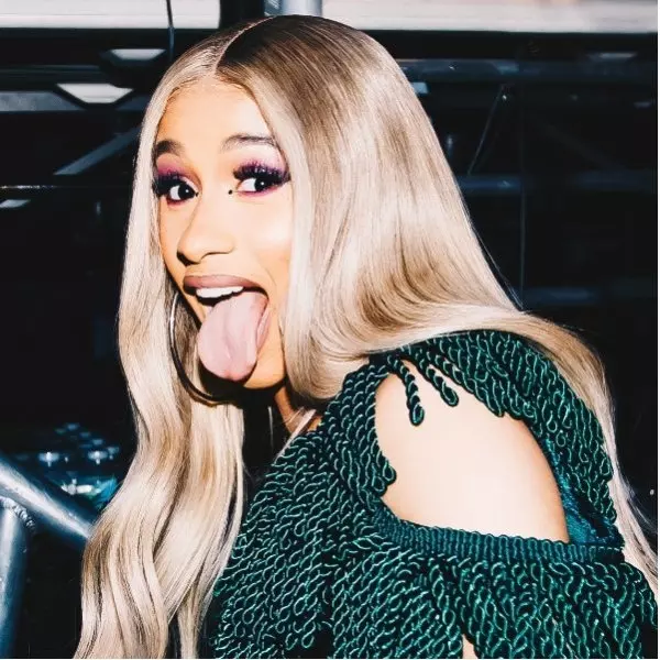 太扯！中國電視台竟把 Cardi B 名字誤植為「另一位死對頭」網友：根本故意的？