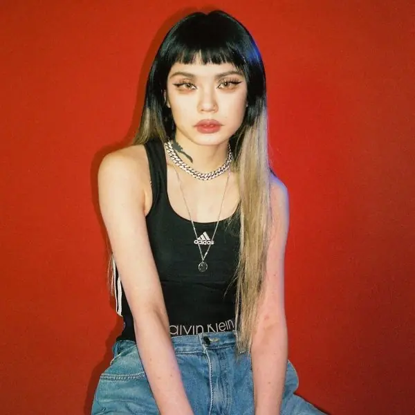 Lisa 旁邊的女舞者也跟著紅了！這位激似 Jennie 的潮妹不僅舞技一流，連穿搭也很有看頭！