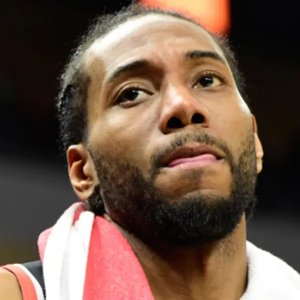 這次沒有辦法機器人笑了！Kawhi Leonard 與 Nike「巨掌標誌」互告判決出爐，律師：「我們很失望！」