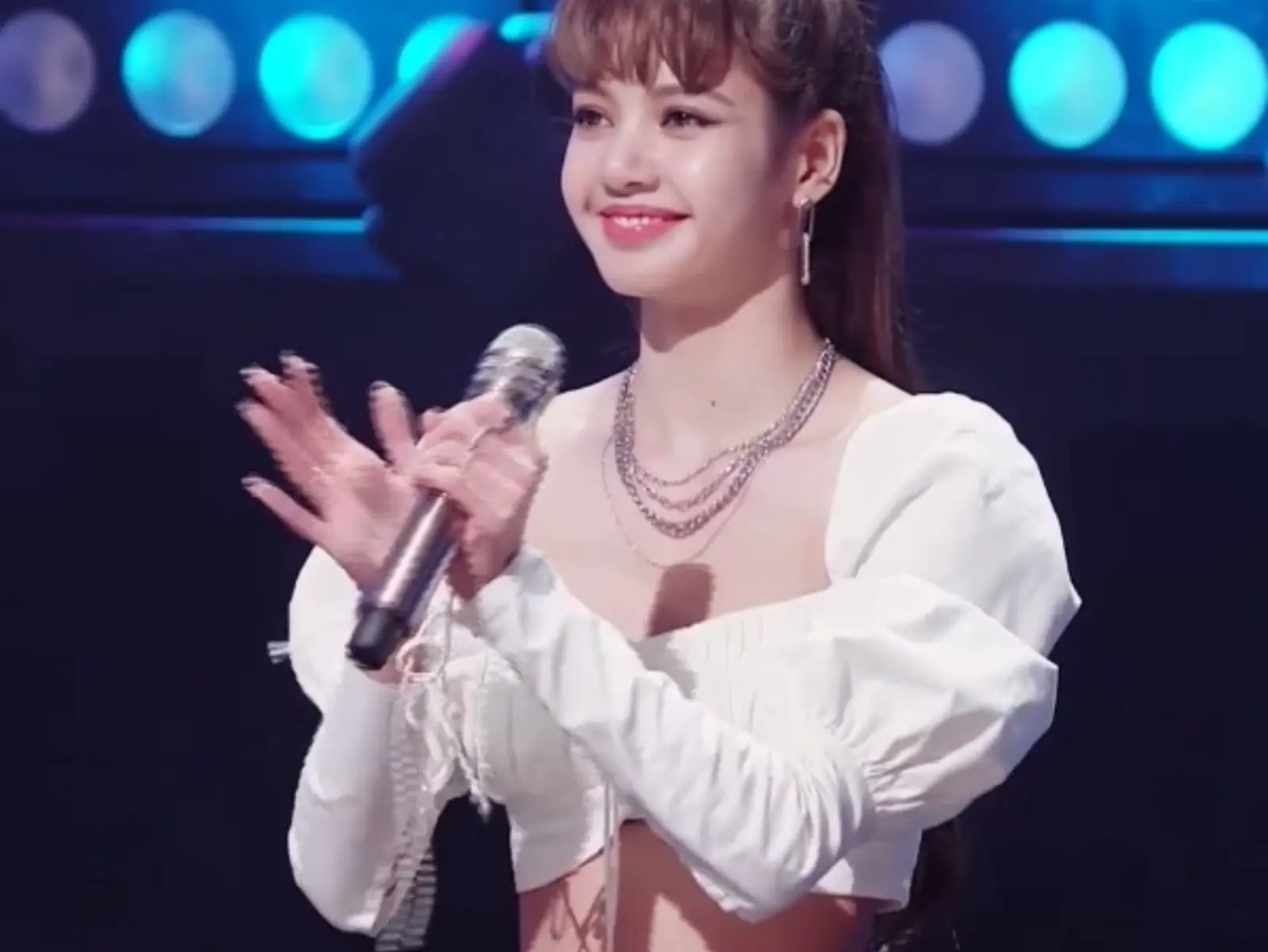 「我的貧乳終於有救了！」Lisa、泫雅捨不得脫下的「擠奶衫」超誇張，不只顯腰細還能從 A → C！