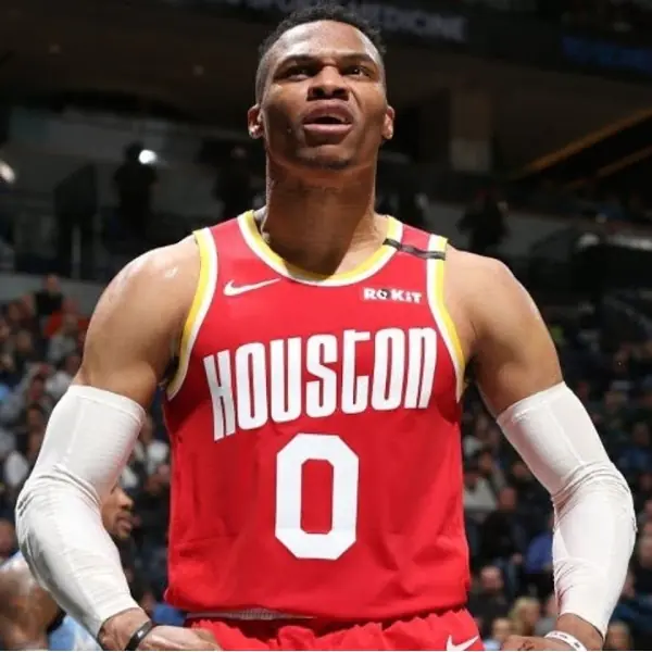 跪著看！Westbrook 沙灘衝刺鍛鍊「只穿襪子」體能超逆天，球迷驚嘆：果然是忍者龜轉世！